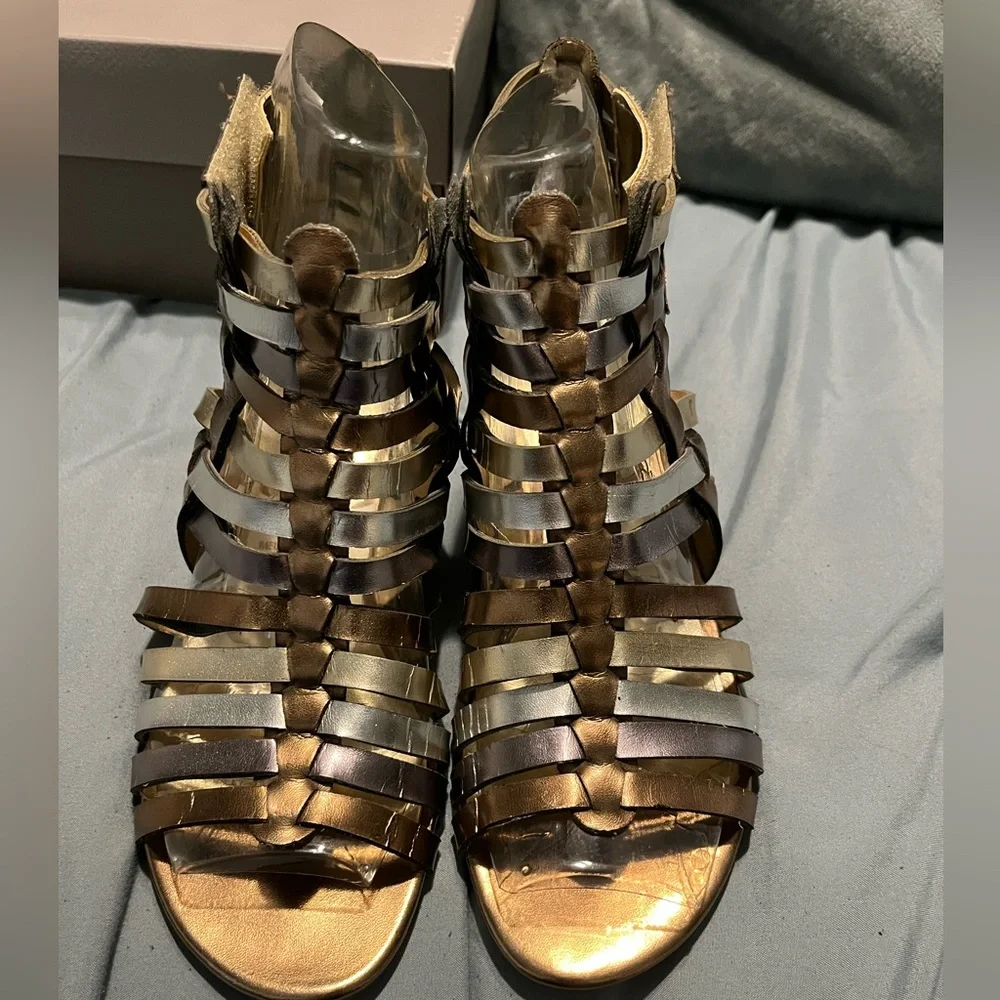 Like new Steve Madden strapy women’s sandals gold silver 6